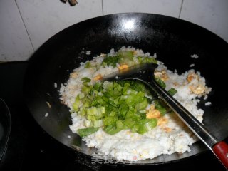 莴笋叶蛋炒饭的做法步骤：5
