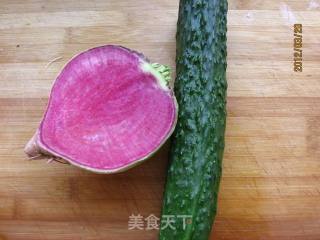 黄瓜拌萝卜丝的做法步骤：1