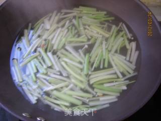 剁椒芹菜炒豆腐的做法步骤：2