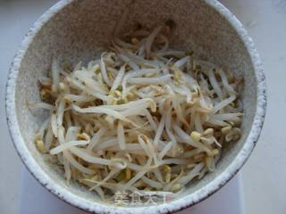 酸辣绿豆芽的做法步骤：1