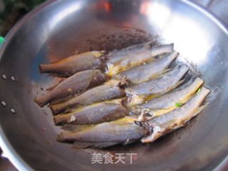 干煎黄花鱼的做法步骤：3