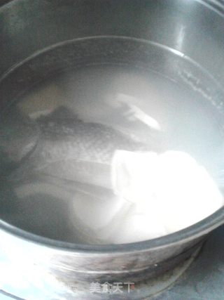 鲫鱼豆腐汤的做法步骤：2