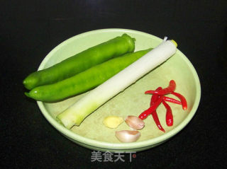 干煸尖椒肥肠的做法步骤：2