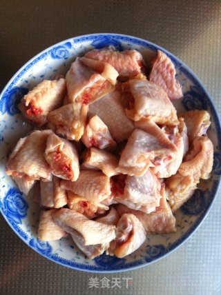 红烧鸡翅的做法步骤：1