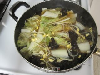 黄豆芽鲜虾汤的做法步骤：1