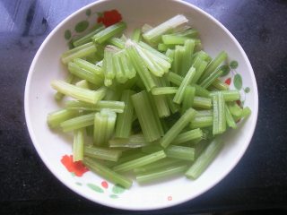 芹菜炒肉的做法步骤：1