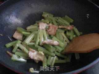 芹菜炒肉的做法步骤：6