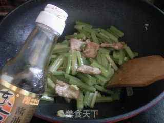 芹菜炒肉的做法步骤：7