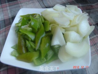 圆葱炒鸡蛋的做法步骤：1