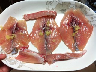 末日脆肉皖鱼片鱼腩广式煲粥的做法步骤：2
