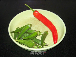秋葵炒虾仁的做法步骤：1