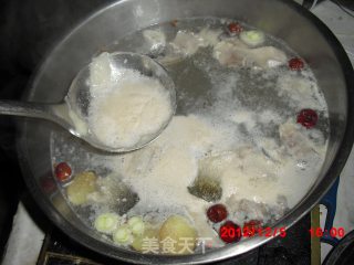 鱼骨汤底麻辣火锅的做法步骤：16