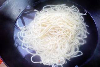 肉圆口蘑炒面条的做法步骤：2