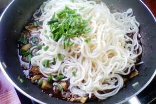 肉圆口蘑炒面条的做法步骤：7