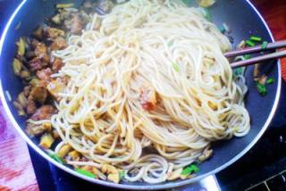 肉圆口蘑炒面条的做法步骤：8