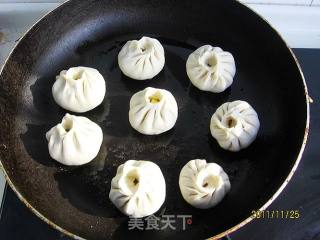 胡萝卜鸡蛋生煎包的做法步骤：7
