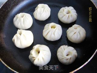 胡萝卜鸡蛋生煎包的做法步骤：9