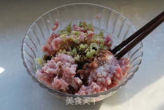 既要留住菜汁，还要保证饺子馅不出水的秘笈——【芹香水饺】的做法步骤：2