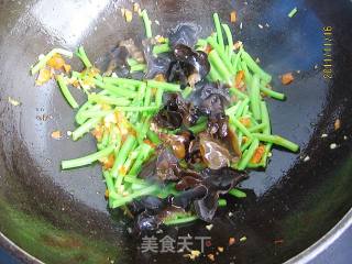 剁椒茼蒿木耳的做法步骤：5