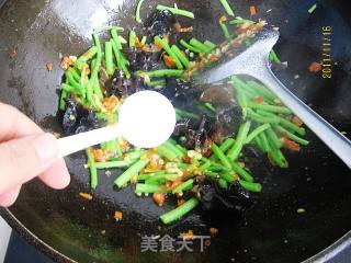 剁椒茼蒿木耳的做法步骤：6