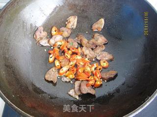 苘蒿炒腊肠的做法步骤：6