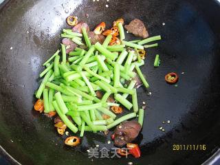 苘蒿炒腊肠的做法步骤：8