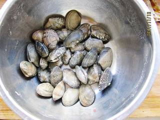 沙茶酱炒花蛤的做法步骤：1