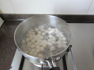 蜜豆水果圆子汤的做法步骤：3