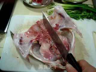 酸汤鱼头火锅的做法步骤：1