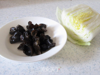 给白菜增添点滋味----鱼香白菜的做法步骤：1