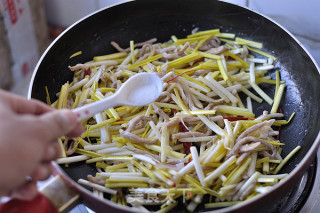肉丝蒜黄的做法步骤：12