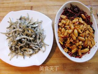 黄飞鸿煸小鱼干的做法步骤：1