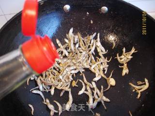 黄飞鸿煸小鱼干的做法步骤：4