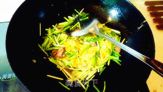 蒜苗鸡蛋炒肉丝的做法步骤：5