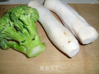 西兰花浸杏鲍菇的做法步骤：1