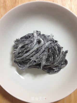蒜椒意式黑珍珠面（系列之一）【传统的意式面】新鲜尝的做法步骤：1
