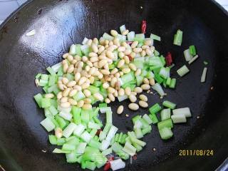 辣炝芹菜黄豆的做法步骤：4