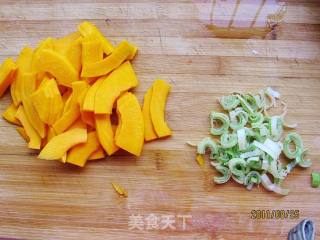 虾皮烧南瓜的做法步骤：1