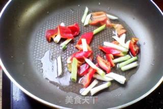 酸菜炒肥肠的做法步骤：3