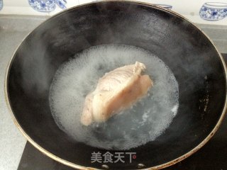 茶树菇回锅肉的做法步骤：1