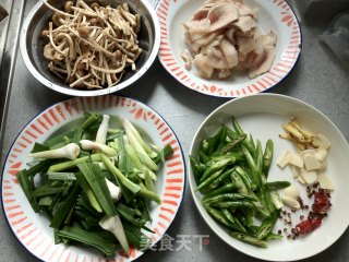 茶树菇回锅肉的做法步骤：2