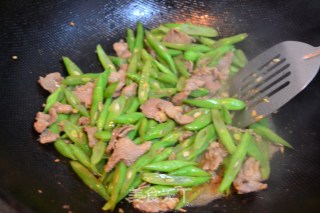 【滑肉豆角炒速食面】的做法步骤：7