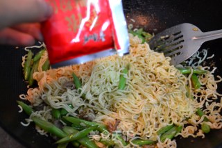 【滑肉豆角炒速食面】的做法步骤：8