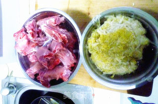 酸菜炖排骨的做法步骤：1