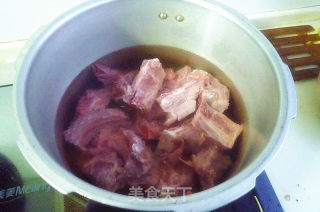 酸菜炖排骨的做法步骤：2