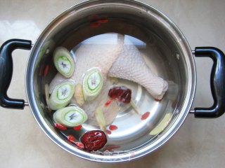 鸡腿浓汤火锅的做法步骤：1
