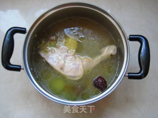 鸡腿浓汤火锅的做法步骤：2