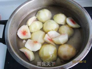 蜜汁炖桃的做法步骤：4