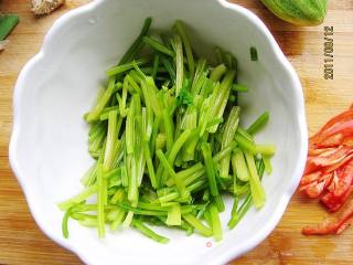 虾米拌芹菜的做法步骤：2