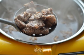中西合璧的火锅吃法---香草红酒牛肉火锅的做法步骤：4